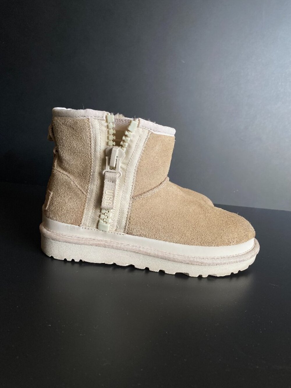 UGG Mini Classic Zip Bootes US Size 6 Beige